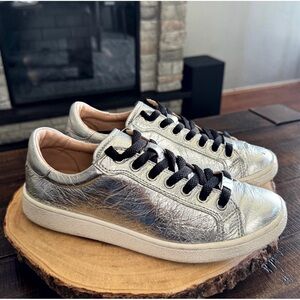 Women’s UGG Milo Metallic Silver Sneakers Leather. Size 7.5.